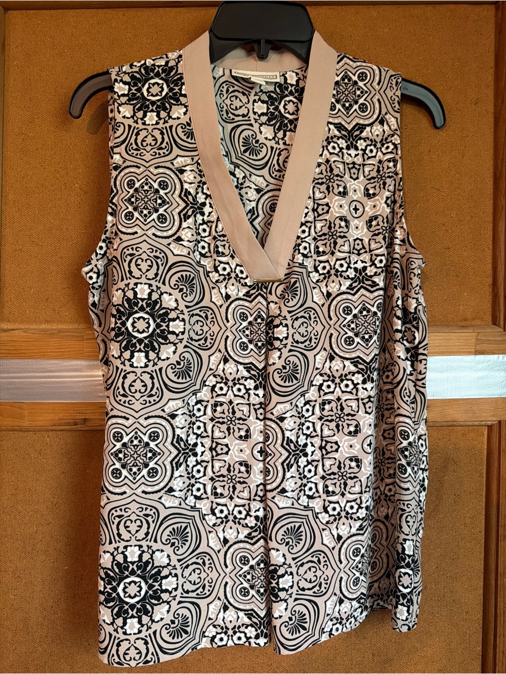 Dana Buchman Blush and Black Printed V-Neck Sleeveless Top